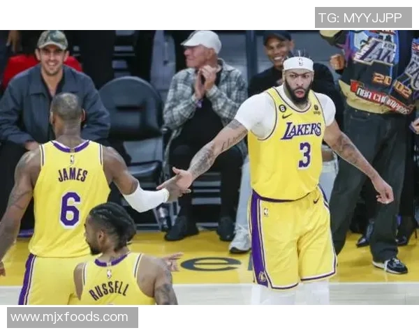 热火与76人季后赛激战正酣谁能在关键时刻逆转局势夺取胜利