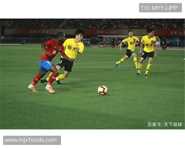武汉卓尔迎战河南建业争夺中超联赛关键三分的激烈对决